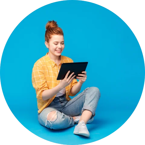 joven mujer sentada viendo una tablet